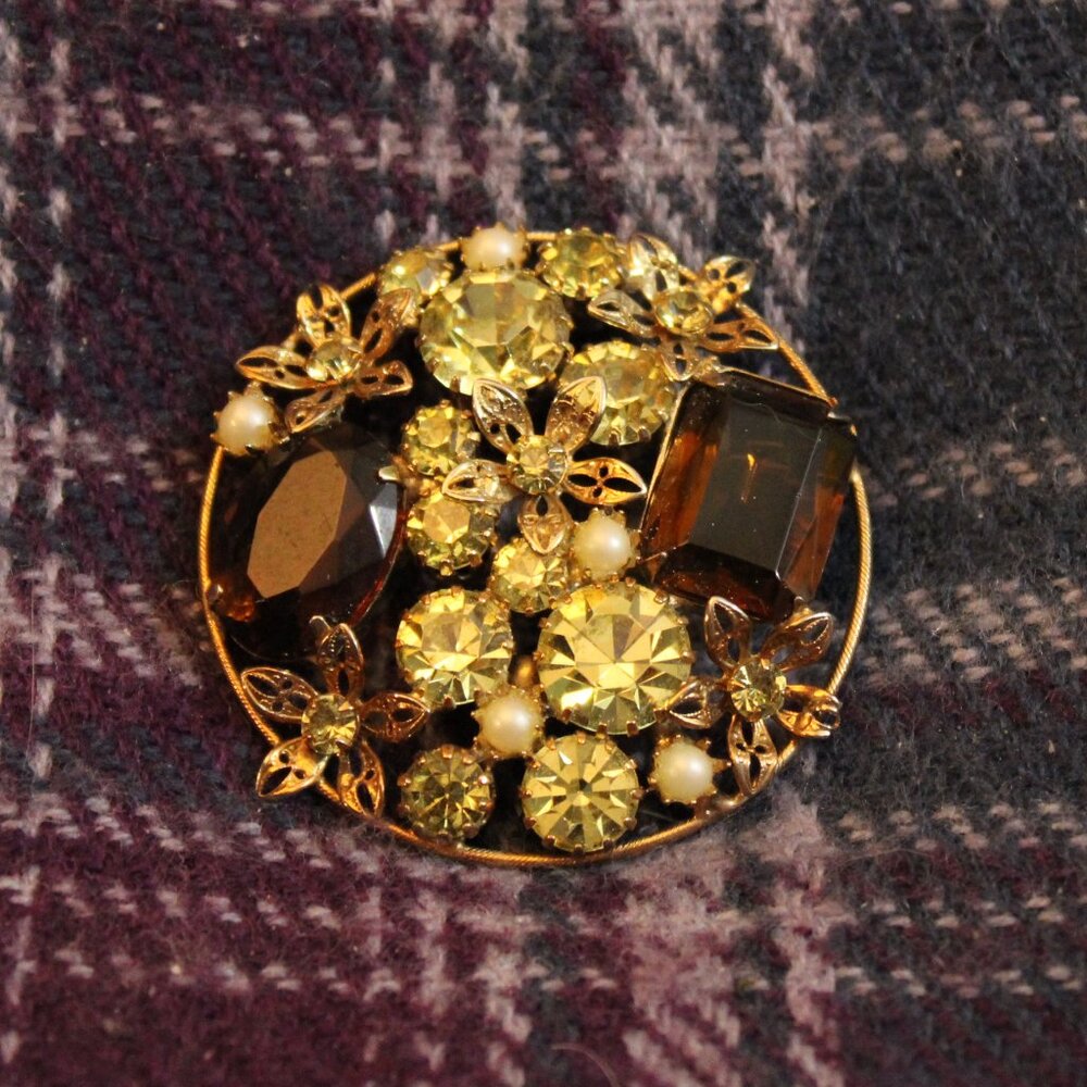 Vintage Unsigned Weiss Topaz Peridot Rhinestone Faux Pearl Flower Brooch